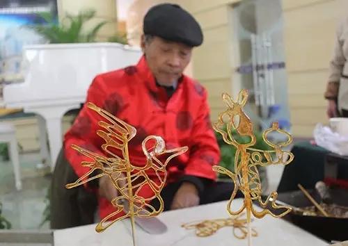 歡(huan)樂中國(guo)年(nian) 幸福(fu)東外(wai)灘 花式糖畫(hua)DIY開啟(qi)傳(chuan)統工(gong)藝新(xin)篇章