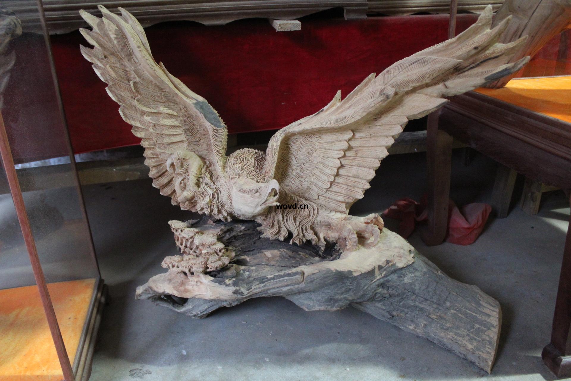 香(xiang)柏(bai)木雕(diao)雄(xiong)鷹(ying)展翅(chi) 大展宏圖(tu)的工(gong)藝(yi)品(pin)與(yu)辦(ban)公(gong)擺件