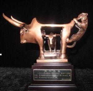 牛虎(hu)銅(tong)案(an) 壹(yi)件(jian)凝(ning)聚匠心與(yu)文(wen)化(hua)的(de)古滇國(guo)工(gong)藝(yi)珍(zhen)品(pin)